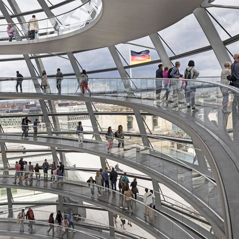 Demokratie - Die Reichstagskuppel in Berlin (Foto: IMAGO, imago0080851147h)