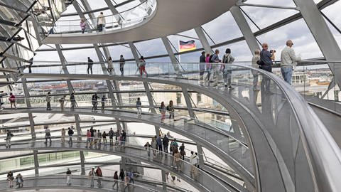 Demokratie - Die Reichstagskuppel in Berlin (Foto: IMAGO, imago0080851147h)