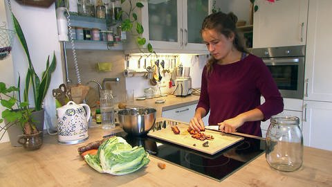 Frau schneidet Gemüse (Foto: SWR)