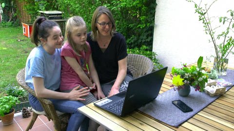 Familie vor dem Laptop (Foto: SWR)