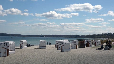 Strand mit Strandkörben (Foto: SWR)