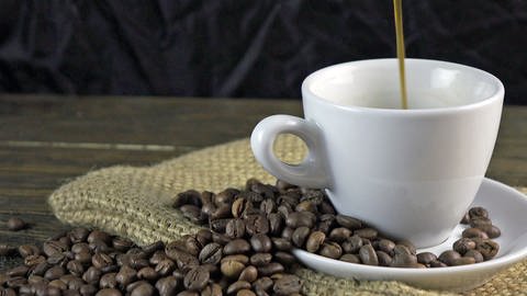 Kaffeebohnen und Kaffetasse (Foto: SWR)