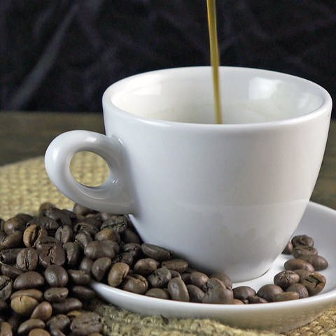 Kaffeebohnen und Kaffetasse (Foto: SWR)
