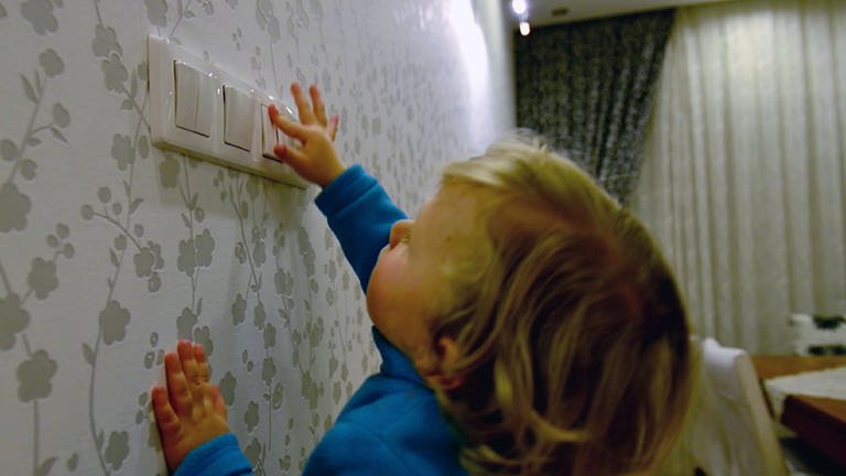 Kind drückt Lichtschalter (Foto: SWR)