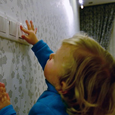 Kind drückt Lichtschalter (Foto: SWR)