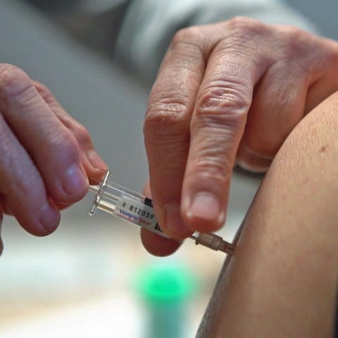 Wenn eine vollständig geimpfte Person  an Covid-19 erkrankt, spricht das Robert Koch-Institut von einem Impfdurchbruch. (Foto: SWR)