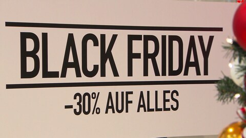 Anzeigentafel verkündet 30 Prozent Rabatt am Black Friday (Foto: SWR, SWR)