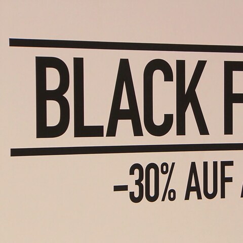 Anzeigentafel verkündet 30 Prozent Rabatt am Black Friday (Foto: SWR, SWR)