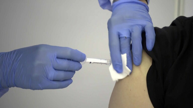Anonyme Hand setzt Impfung gegen Covid-19 (Foto: SWR, SWR)