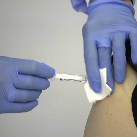 Anonyme Hand setzt Impfung gegen Covid-19 (Foto: SWR, SWR)