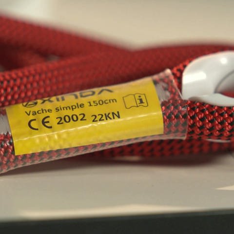 Orangefarbenes Kletterseil mit gefälschtem CE-Kennzeichen (Foto: SWR)