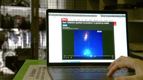 Laptop-Bildschirm mit Beitrag aus der britischen Presse zur Rolle von Strahlung als Auslöser von Corona (Foto: SWR)