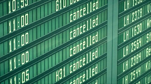 Anzeigentafel - Display in Flughafen-Terminal mit Anzeigen "cancelled" (Foto: SWR)