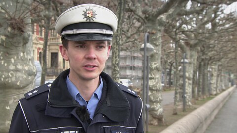 Viel Arbeit mit falsch geparkten E-Scootern: Philipp Brömmel ist E-Scooter-Beauftragter der Polizei Mainz (Foto: SWR)