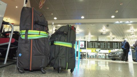 Koffer stehen in leerer Flughafen-Abertigungshalle (Foto: SWR)