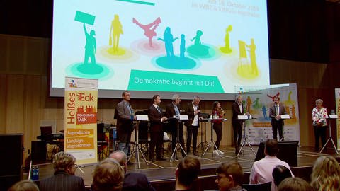 Demokratie-Tag in Ingelheim: Referenten und Teilnehmer sprechen auf dem Podium.  (Foto: SWR)