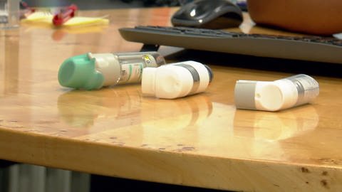 Inhalatoren mit Asthma-Medikamenten liegen auf einer Tischplatte (Foto: SWR)