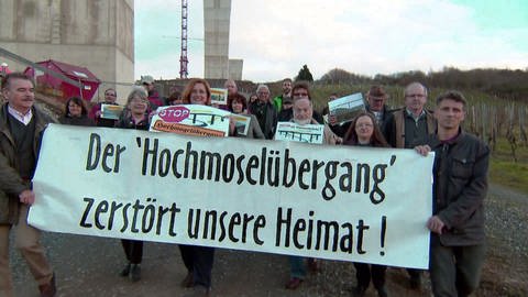 Gruppe von Demonstranten protestieren gegen das Hochmosel-Brückenprojekt (Foto: SWR)