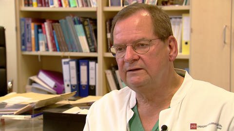 Kardiologe Prof. Thomas Münzel von der Universitätsmedizin Mainz gibt ein Interview in seinem Büro (Foto: SWR)