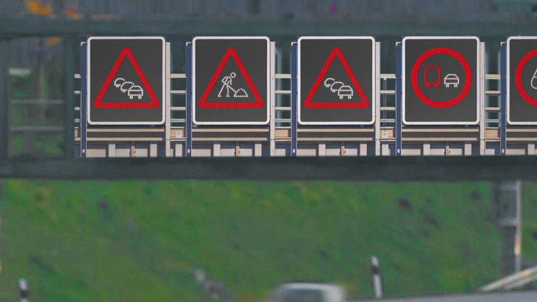 Schilderbrücken mit aktualisierbaren Hinweisschildern helfen, den Verkehr intelligent zu steuern. (Foto: SWR)