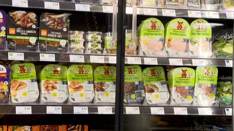 Fleischersatzprodukte in einer Supermart-Frischetheke (Foto: SWR)