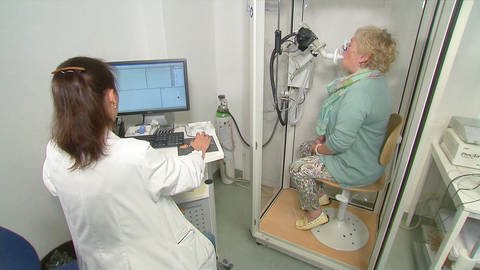 Lungenkapazitätsmessung in einer Facharztpraxis (Foto: SWR)