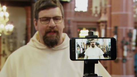 Priester streamt Liturgie via Handy (Foto: SWR)