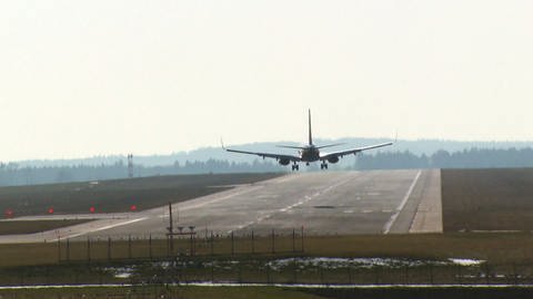 Passagierflugzeug setzt auf Landebahn auf (Foto: SWR)