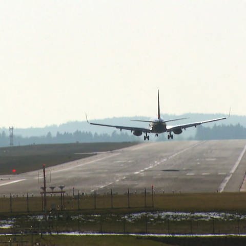 Passagierflugzeug setzt auf Landebahn auf (Foto: SWR)