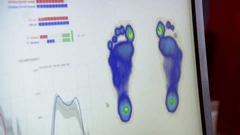 Computer-Display zeigt Fußbett und -sohlen, zur Bestimmung orthopädischer Merkmale (Foto: SWR)