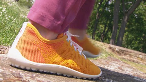 Barfuß-Schuh, Farbe Orange, Laufen, Detail beim Abrollen (Foto: SWR)