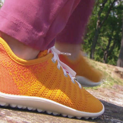 Barfuß-Schuh, Farbe Orange, Laufen, Detail beim Abrollen (Foto: SWR)