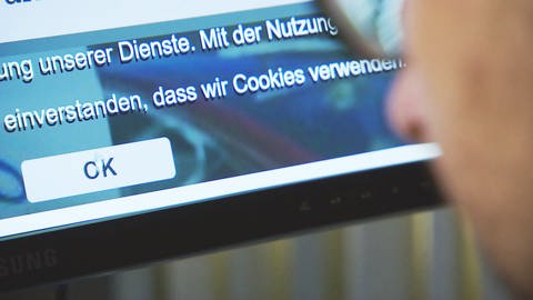 Computer-Bildschirm - Cookie-Hinweis - User, Gesicht unscharft von links im Anschnitt (Foto: SWR)