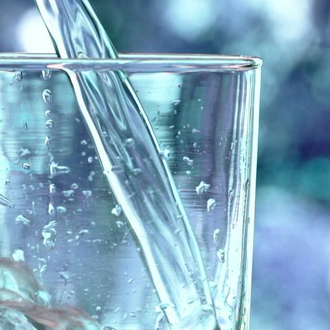 Eingießen: Glas wird mit Wasser gefüllt (Foto: SWR)