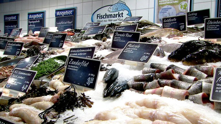 Fischtheke mit großem Angebot an Frischfisch (Foto: SWR)