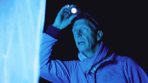 Mit einer UV-Lichtlampe als Mondersatz lockt Nachtfalterexperten Erik Opper aus Mainz seine Studienobjekte an. (Foto: SWR)