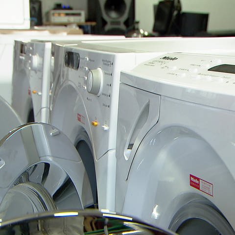 Reihe gebrauchter, überholter Waschmaschinen mit geöffnetet Front-Bullaugen (Foto: SWR)