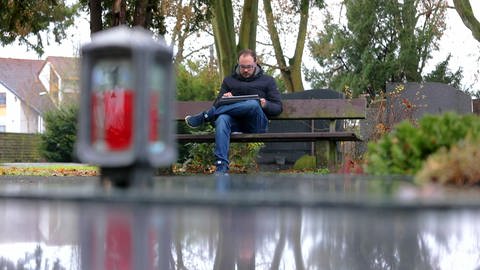 Mann sitz auf Friedhofs-Bank  (Foto: SWR)