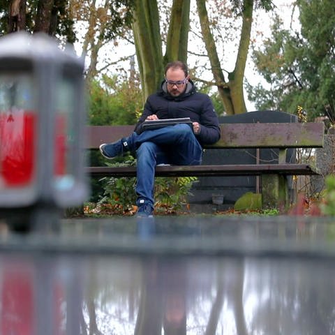 Mann sitz auf Friedhofs-Bank  (Foto: SWR)