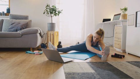 Online-Fitness: Frau folgt Workout-Anweisungen am Laptop-Display (Foto: SWR)
