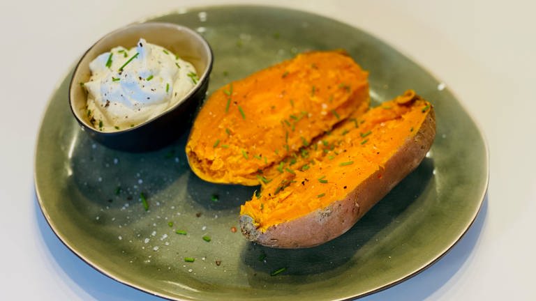 Süßkartoffeln mit Kräuterquark auf Teller angerichtet (Foto: SWR)