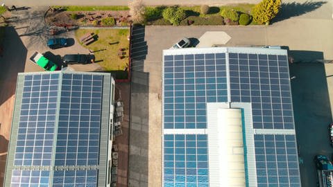 Solaranlagen auf zwei Nutzgebäuden aus der Drohnenperspektive gesehen (Foto: SWR)