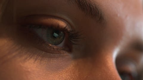 Augen einer Frau beim Blick auf den Monitor (Foto: SWR)