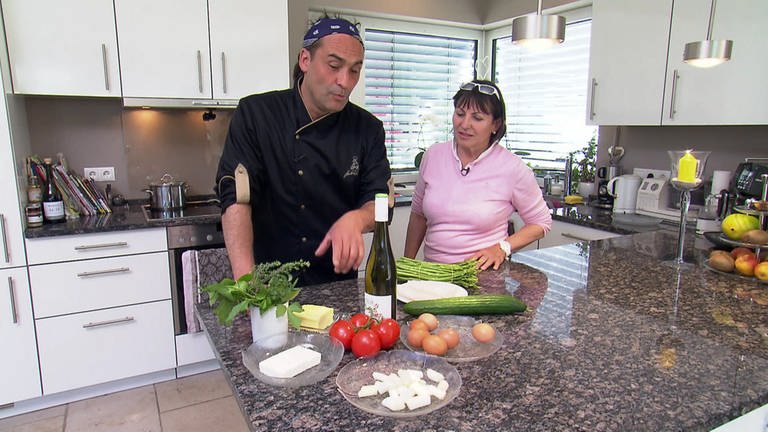 Markus Plein kocht mit Monika Reinig in ihrer Küche in Edenkoben. (Foto: SWR)