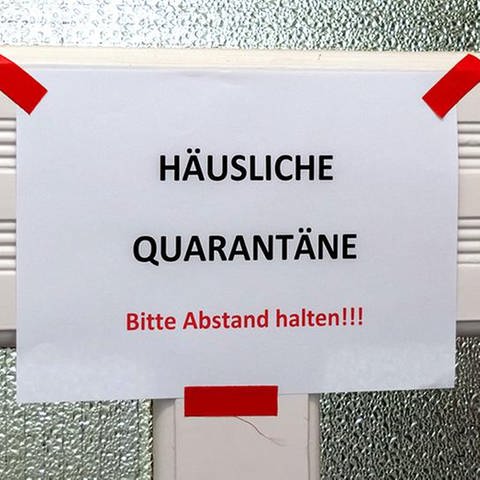 Schild mit Aufschrift "Häusliche Quarantäne - Bitte Abstand halten" (Foto: SWR)