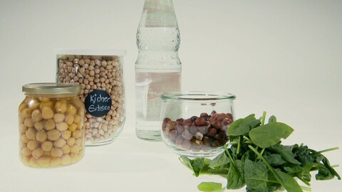 Alternativen zum Milchkonsum: Spinat, Mineralwasser, Nüsse oder Kichererbsen liefern ebenfalls Calcium (Foto: SWR)