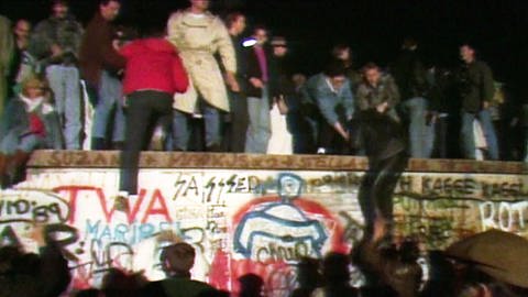 Mauerfall in Berlin 1989 - Menschen auf der Berliner Mauer (Foto: SWR)