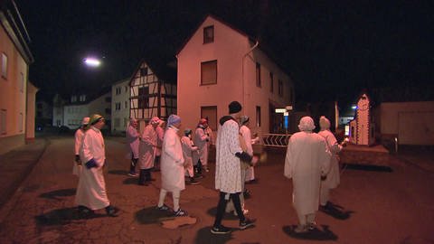 Um kurz nach sechs ist die Nacht vorbei in Heimbach-Weis. Dann läuten traditionell die Glockenmänner den Tag ein. (Foto: SWR)