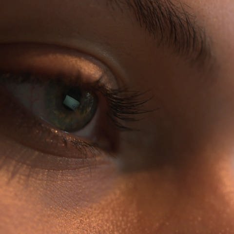 Augen einer Frau beim Blick auf den Monitor (Foto: SWR)