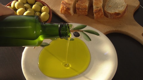 Olivenöl, ein Klassiker der mediterranen Küche (Foto: SWR)